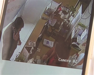 掉包假币换走真币 变魔术呢这是?-济南-济南论