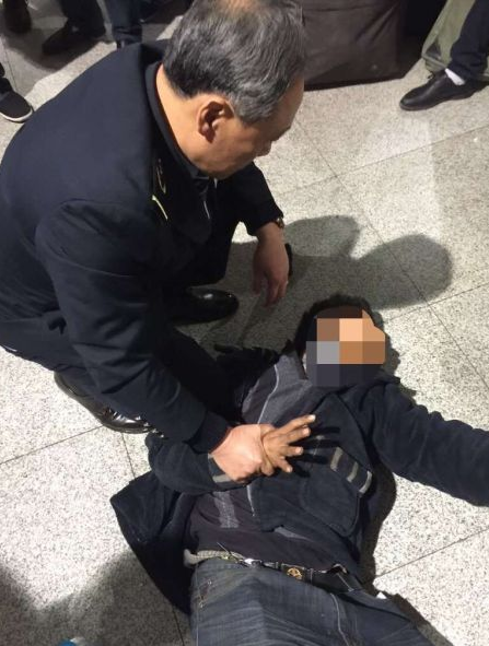 打工小伙候车室突发癫痫口吐白沫满身抽搐 车